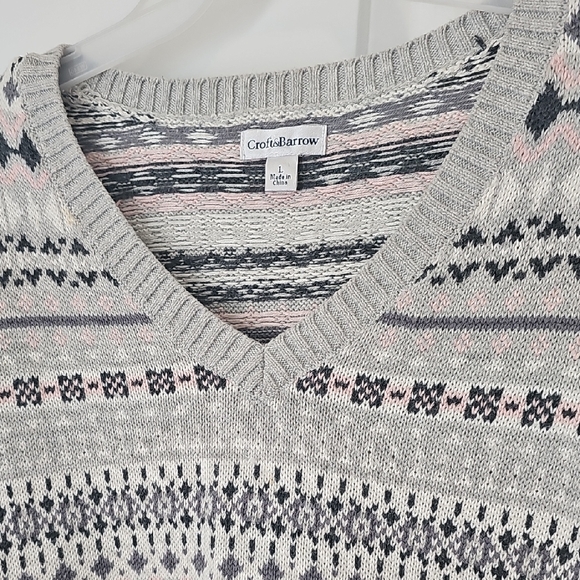 Croft & Barrow V-Neck Sweater in Gray and Pink - Picture 4 of 6